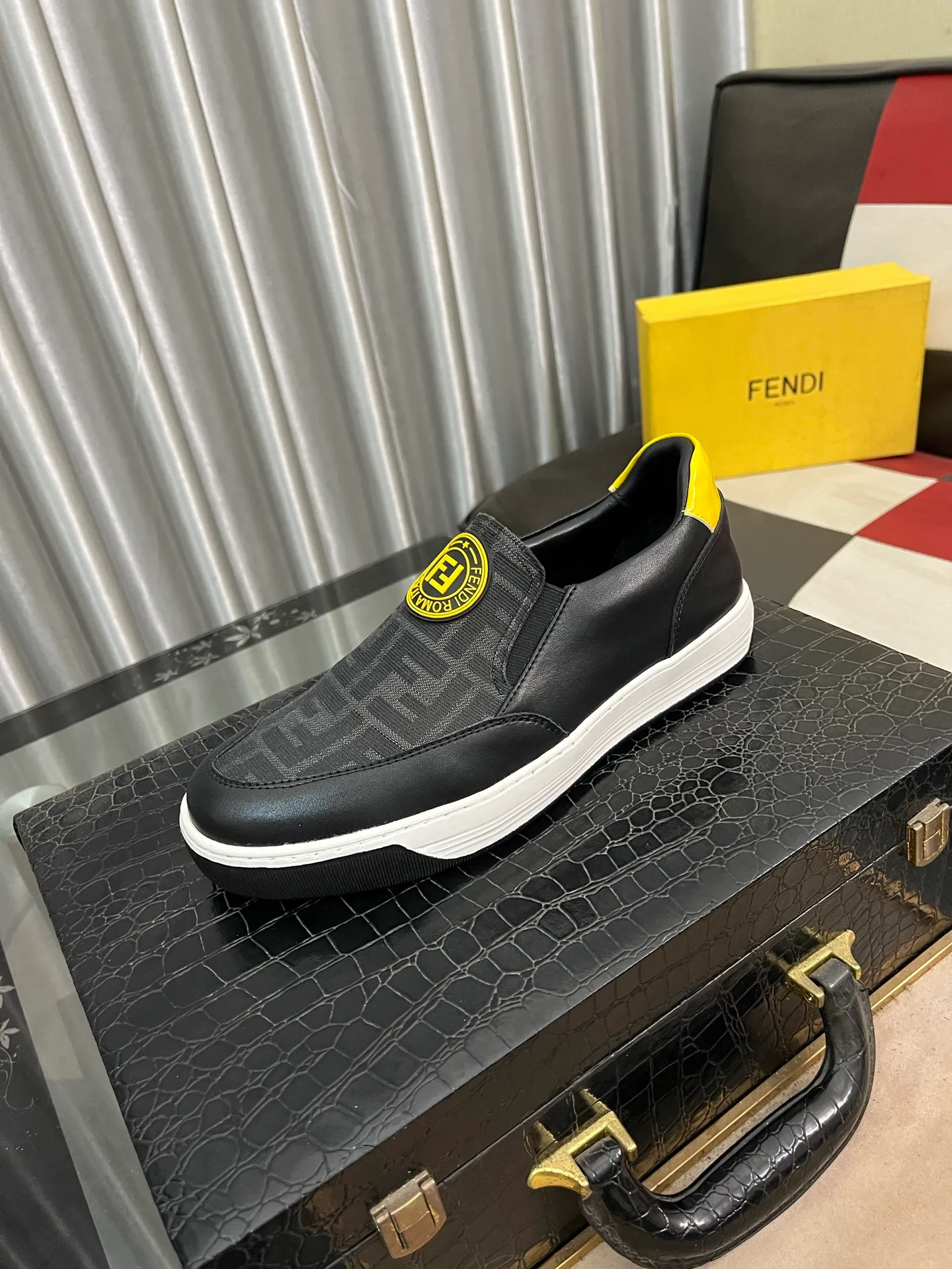Men's Men's Shoes💰420⌚️⌚️[Fendi] Fendi's latest casual shoes for men! Available at counters simultaneously! Made entirely of imported top-grain calfskin, the interior is made of top-grain water-dyed cowhide, and the original factory-supplied rubber outsole. Leading new fashion concepts. Matching code: 38-442️⃣Colors available